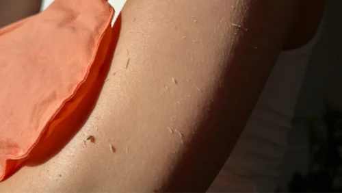 Nordenbeauty exfoliating glove peeling the skin