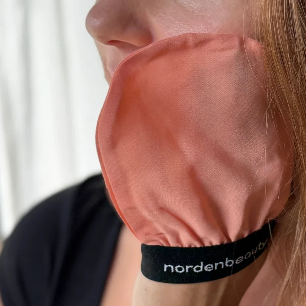 Türgi siidist koorismiskinnas näole