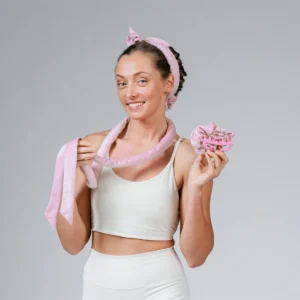 Nordenbeauty modell hoiab käes toodet lokipael